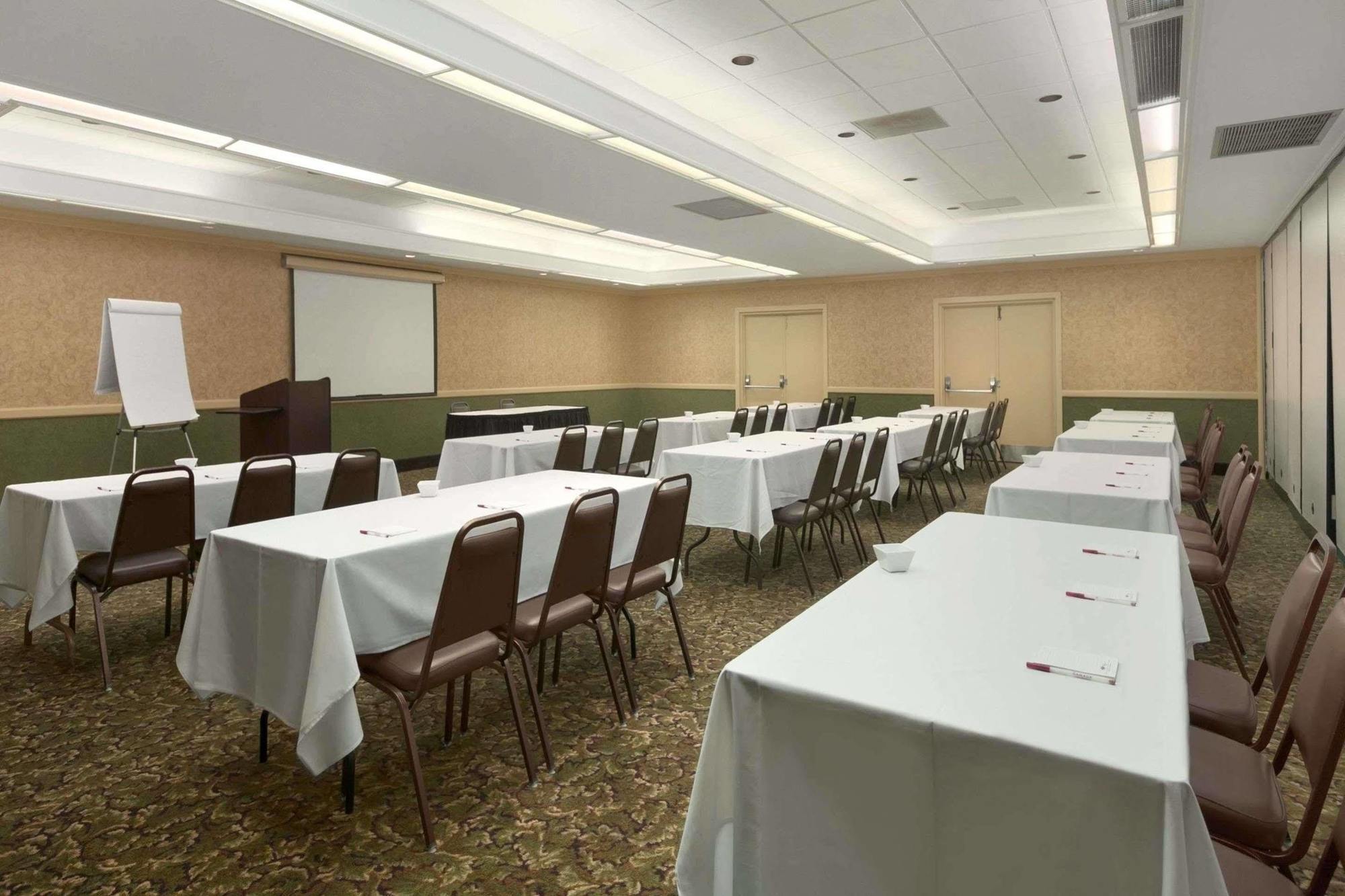 Ramada Burlington Hotel And Conference Center Zewnętrze zdjęcie