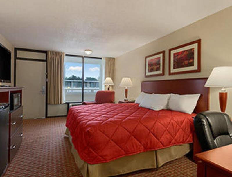 Ramada Burlington Hotel And Conference Center Zewnętrze zdjęcie